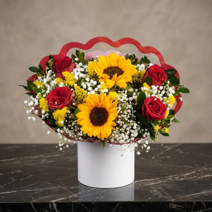 Buquê com 4 rosas vermelhas e 2 girassóis